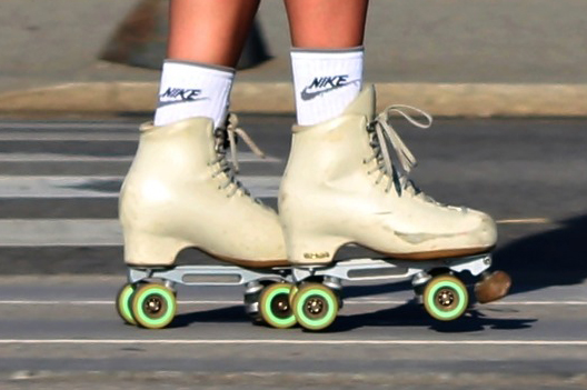 Roller-skating skates